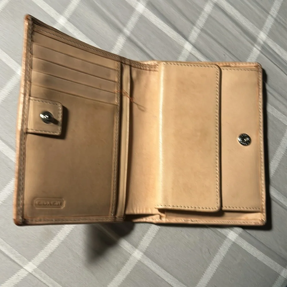 Coach wallet 5’ X 4.’ Nude leather & Signature Logo Fabric.